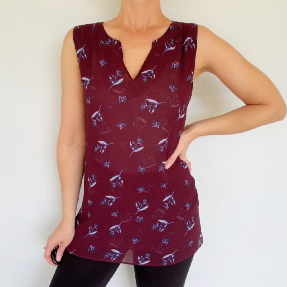 CAbi maroon blue floral print sleeveless notch neckline lightweight blouse large